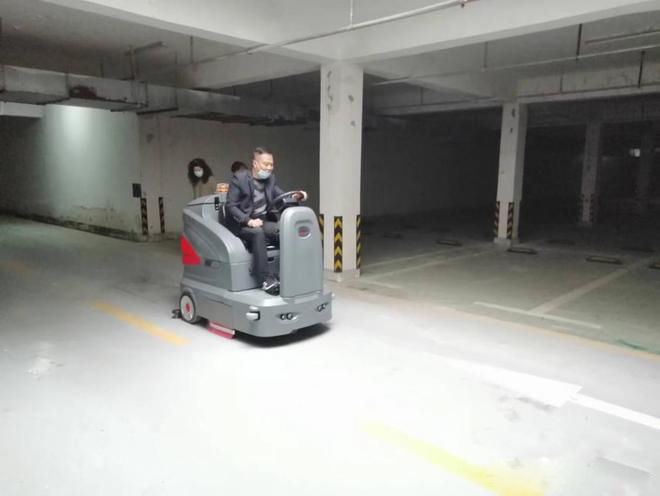 潍坊小区物业保洁不用人力改用驾驶式洗地机了
